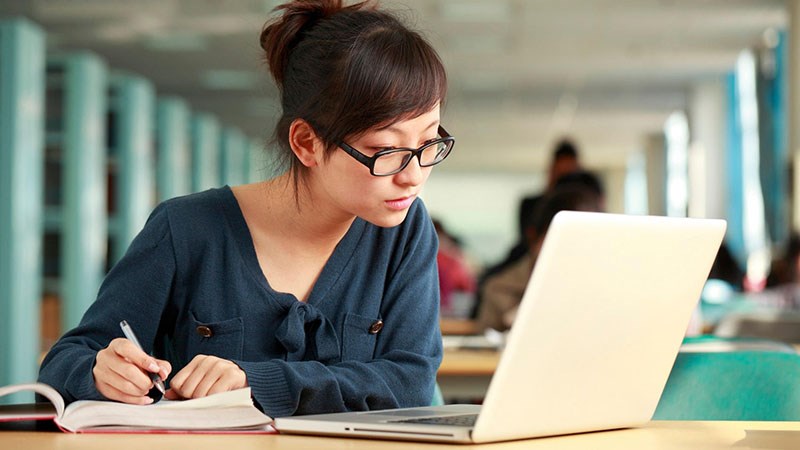 Dùng laptop ghi chép bài giảng có tốt hơn so với cách viết?